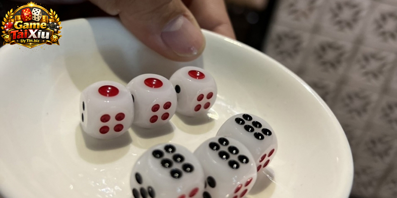 Cho phép chơi tài xỉu, xóc đĩa, slot và nhiều game bài